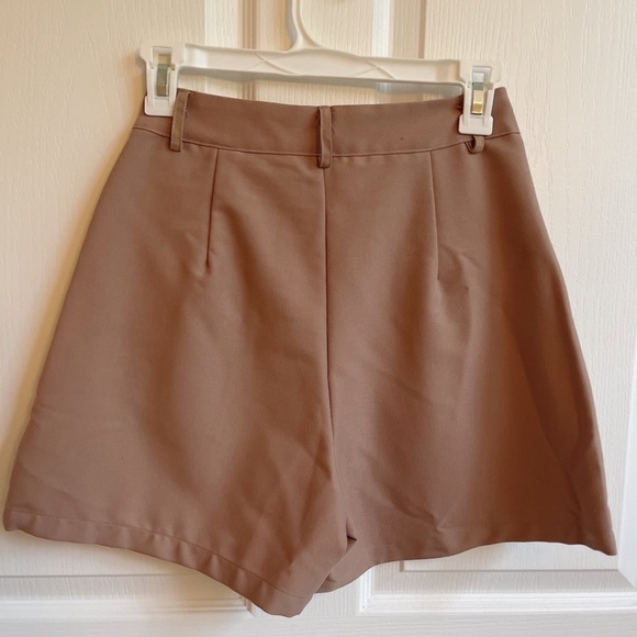 VANS turtleneck sleeveles top and linen blended tailored high waisted shorts - Picture 5 of 5